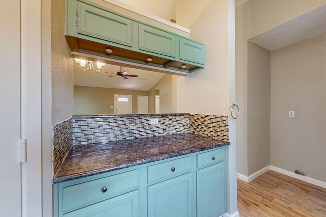 Building Photo - Cozy & Charming Duplex Retreat – Pet-Frien...
