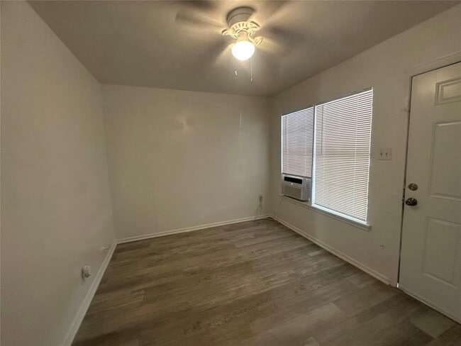 Building Photo - 515 Margil St