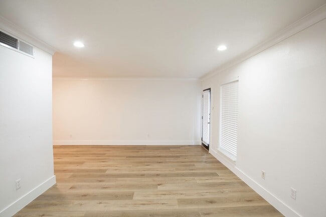 Building Photo - Remodeled Central Dallas Condo
