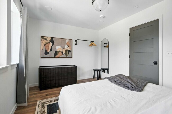 Building Photo - 925 NE 23rd Ave