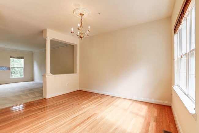 Building Photo - 3 Bed 3.5 Bath - Silver Spring Townhouse -...