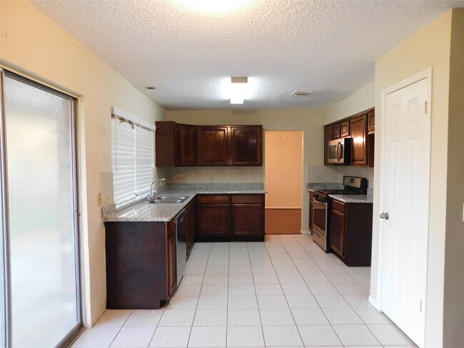 Building Photo - 3303 Rimrock Dr