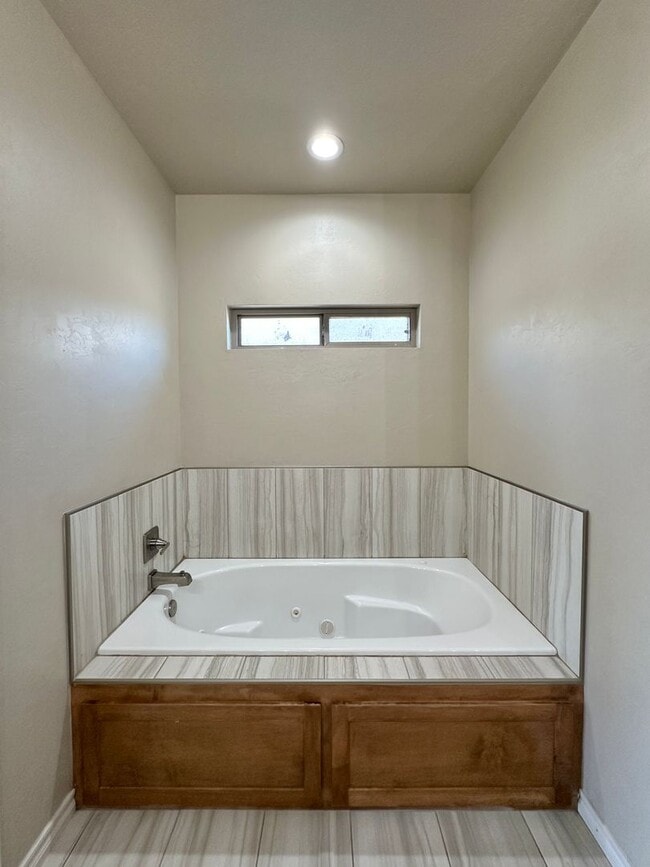 Building Photo - 2 story, 5-bedroom 3 bath home in Wyatt Acres