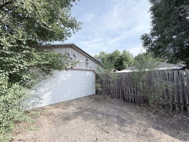 Building Photo - 619 E Nebraska Ave
