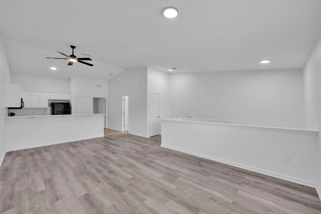 Building Photo - FREE RENT FOR THE MONTH OF NOV 25 | RENOVATED 3 BEDROOM 2 BATHS TOWNHOME