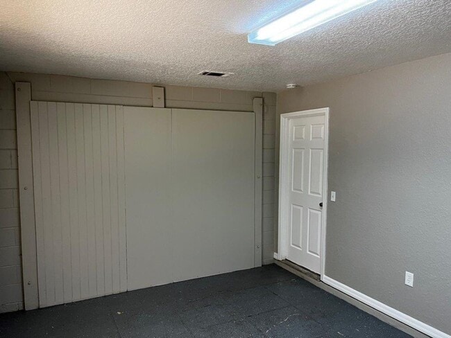 Building Photo - 354 Pearlwood St