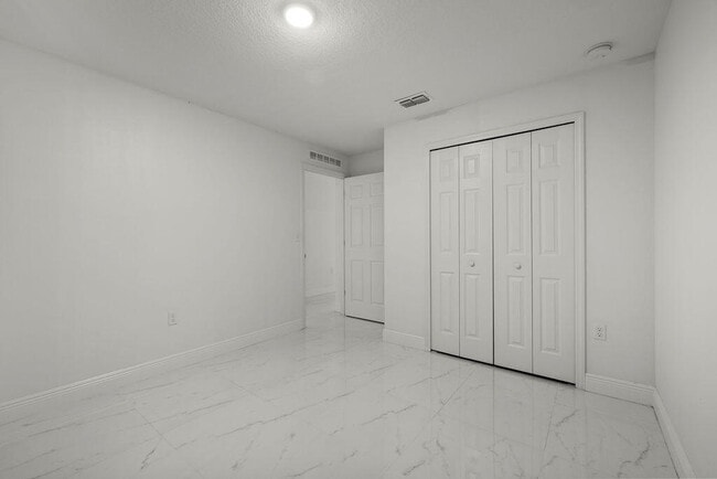 Building Photo - 362 NW Bayshore Blvd