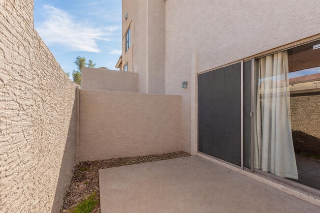 Building Photo - 500 N Roosevelt Ave