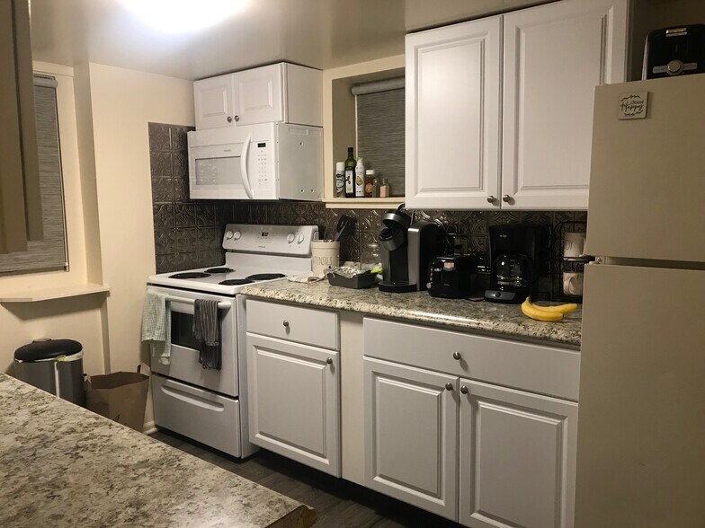 Building Photo - 910 S State St