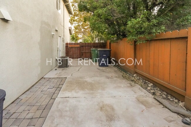 Building Photo - Bright Craftsman-Style 4 Bedroom Home in Q...