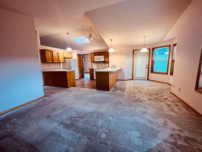 Building Photo - Absolutely Gorgeous Single Family Home located at Olympia!