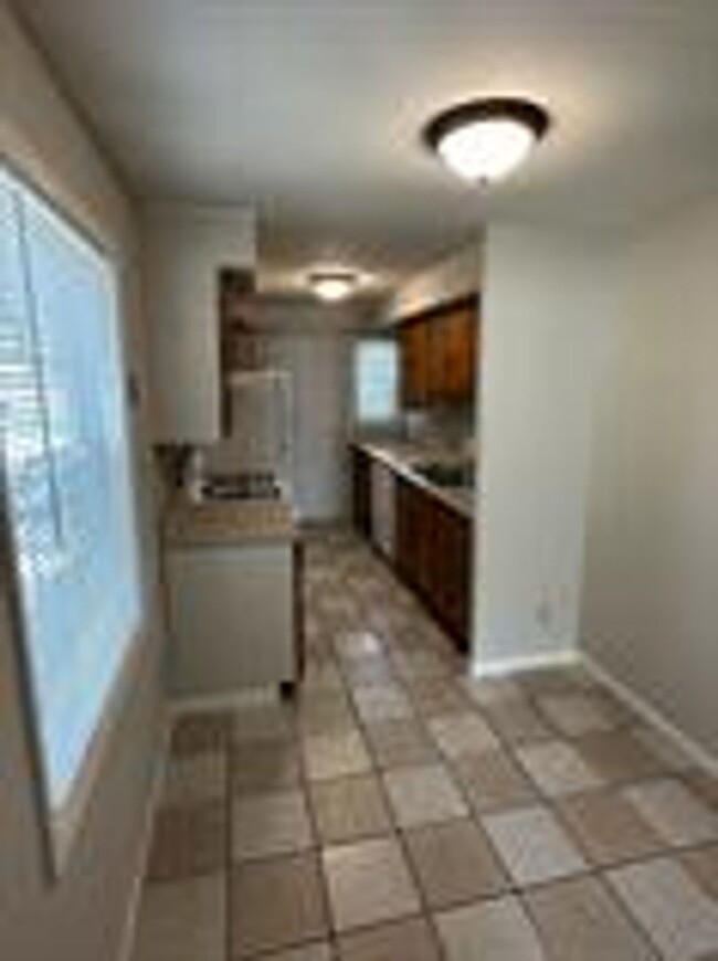 Building Photo - 1831 Parkdale Dr