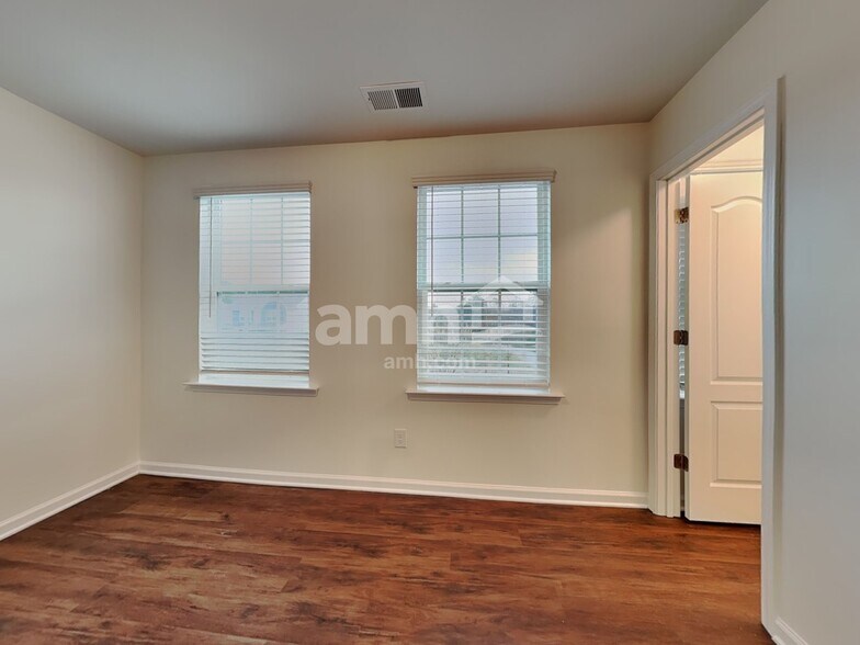 Building Photo - 154 Eden Ave