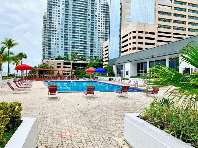 Building Photo - 801 Brickell Bay Dr