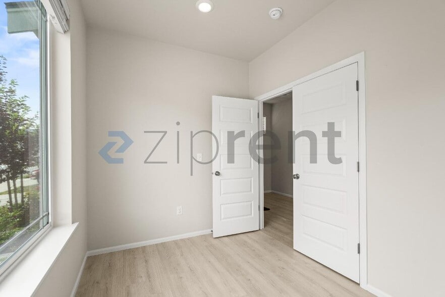 Building Photo - Unit
