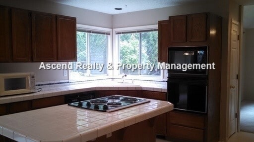 Building Photo - Wilsonville 2 Level Work Shop/Workout Room Fenced Yard Quick Access to I5 & Shops