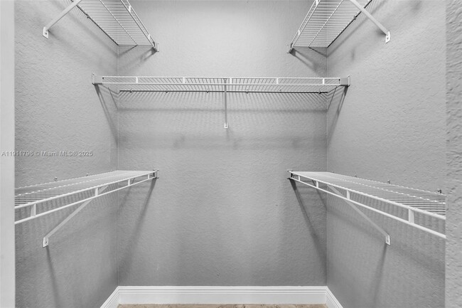 Building Photo - 2820 N Oakland Forest Dr