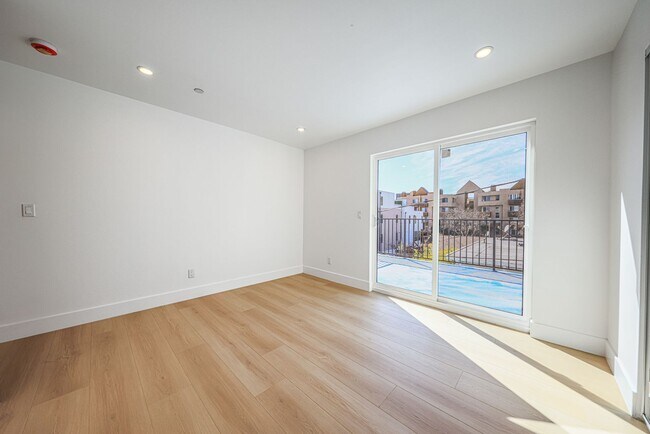 Building Photo - 1237 N Orange Dr