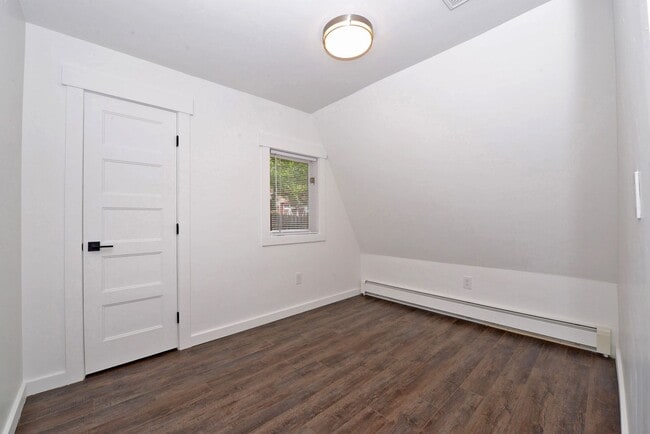 Building Photo - 1090 Walnut Circle