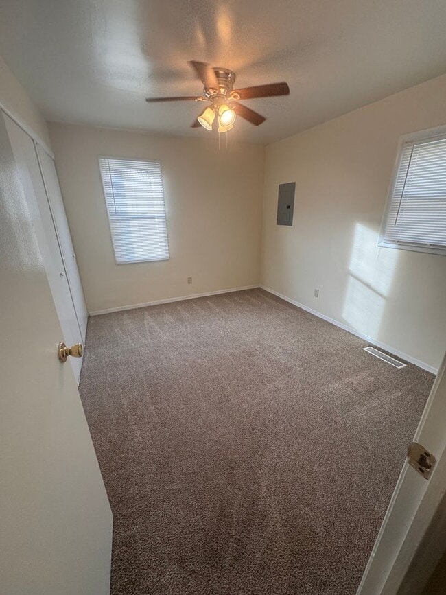 Building Photo - 3504 Oakview Dr