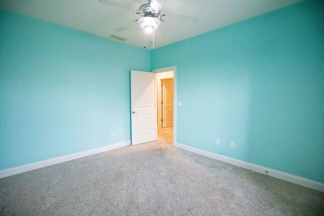 Building Photo - 3 Bed (with 4th bed potential downstairs),...