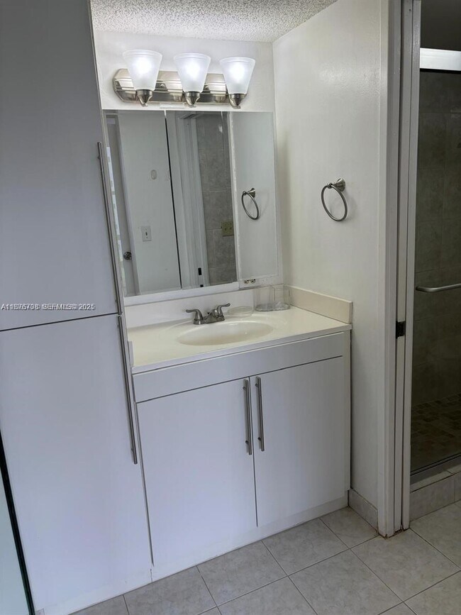 Building Photo - 17011 N Bay Rd