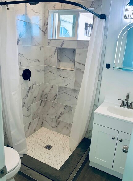 Building Photo - 910 S Maple St