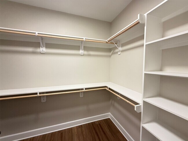 Building Photo - 716 Waugh Dr