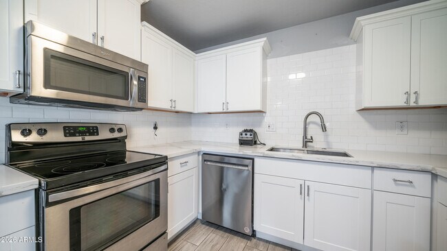 Building Photo - 717 E Palmaire Ave