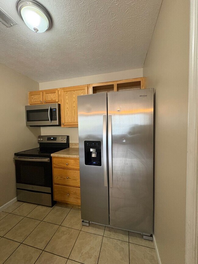 Building Photo - 2 bedroom 1 Bath Apartment