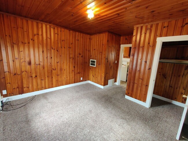 Building Photo - 402 E Walnut St