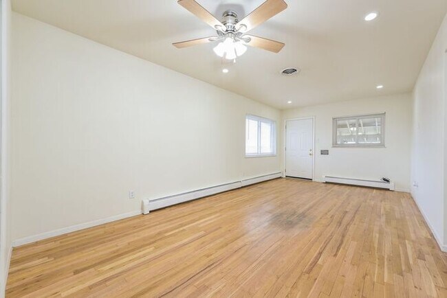 Building Photo - Spacious 2-Bedroom Single-Family with Mode...