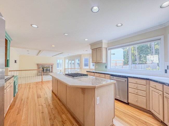 Building Photo - 4 Bedroom 3 Bath Spacious Home in Bellevue