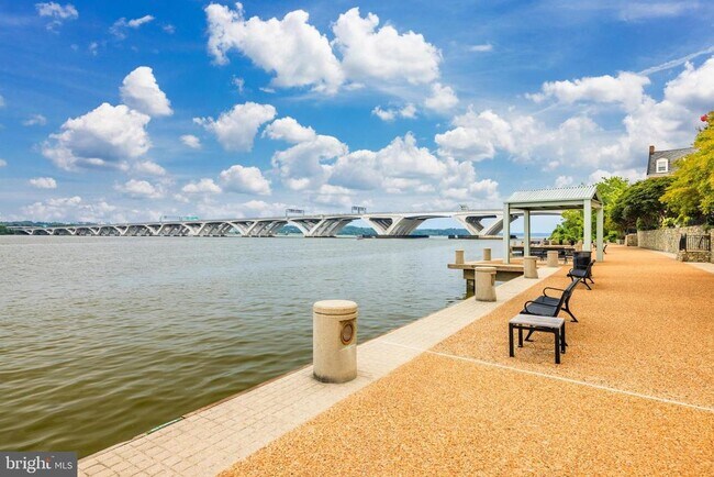 Building Photo - 27 Alexander St