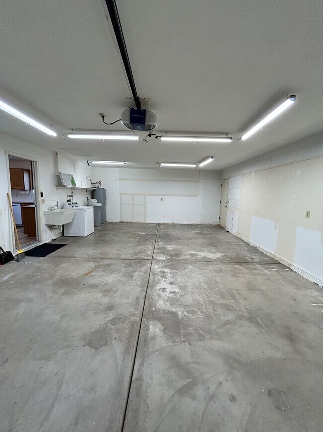 Building Photo - Unfurnished Home!