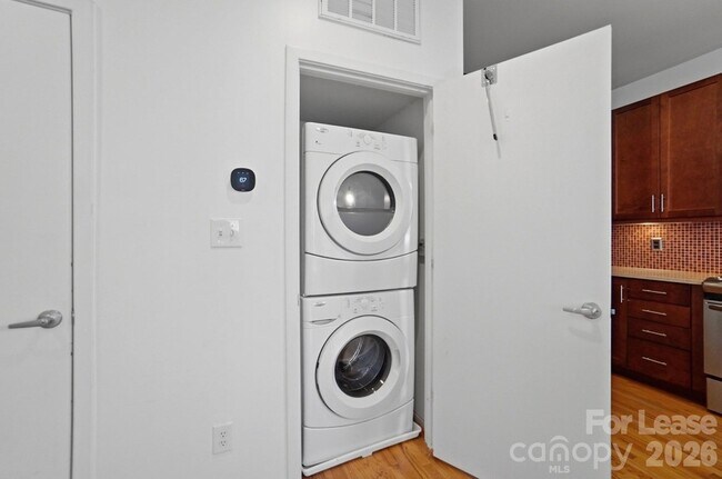 Building Photo - 921 Westbrook Dr