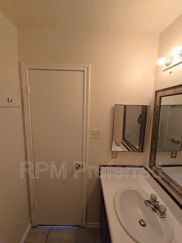 Building Photo - 3930 Mohlerbruk Dr