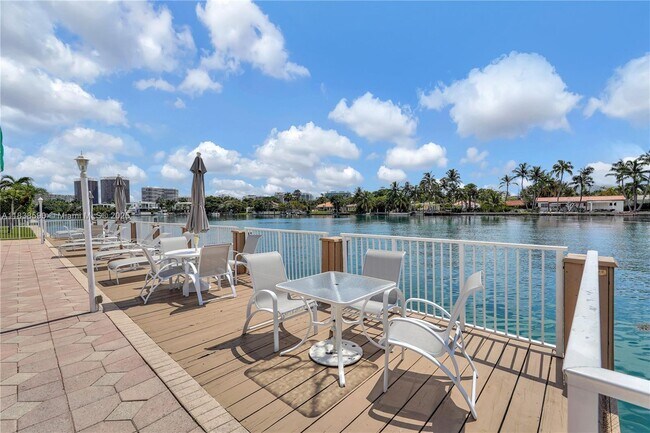 Building Photo - 9111 E Bay Harbor Dr