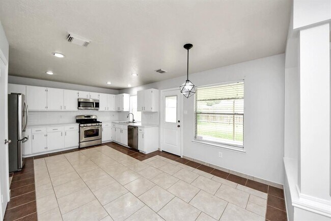 Building Photo - 4310 Lucas Trace Ct