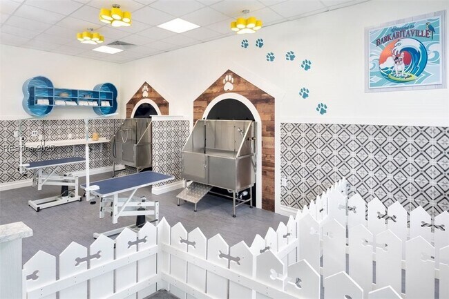 Building Photo - 125 Parrot Ave