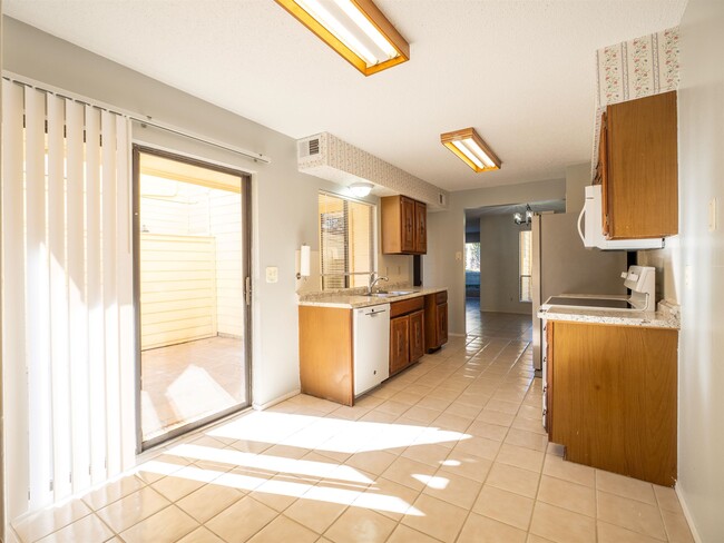 Building Photo - 1209 Hi Stirrup