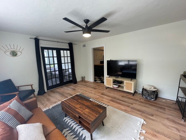 Building Photo - Beautiful 2 Bedroom, 1 Bathroom Apartment in Duckpond Neighborhood