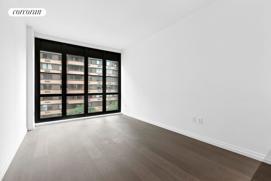 Building Photo - 250 W 96th St