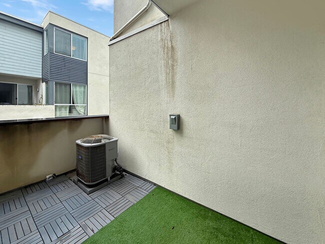 Building Photo - SD: Stunning 3BD/3.5BA Townhome in Ocean Beach with 2-Car Garage, Private Balcony & In-Unit Laundry