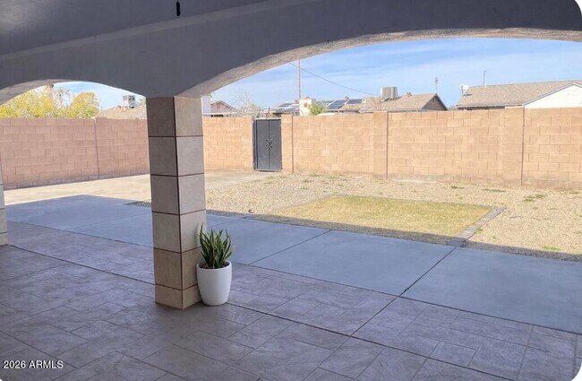 Building Photo - 2022 W Eugie Ave