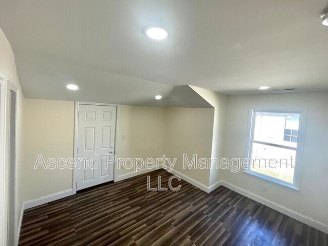 Building Photo - 729 Henderson Ave