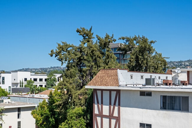 Building Photo - 122 N Clark Dr