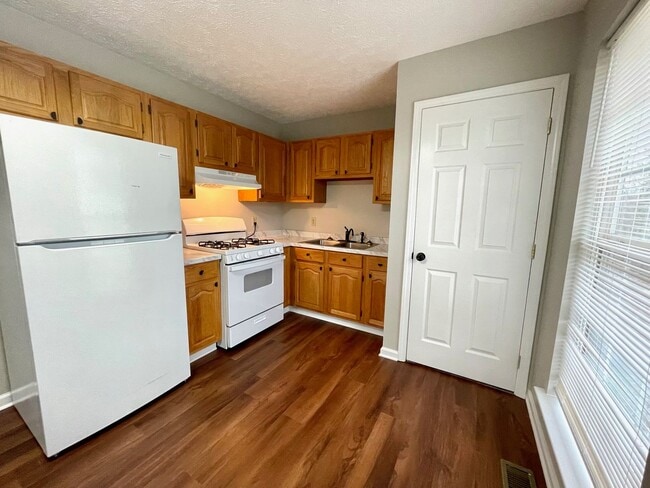 Building Photo - Move In Special : 1st Month Rent Only $644.50 !