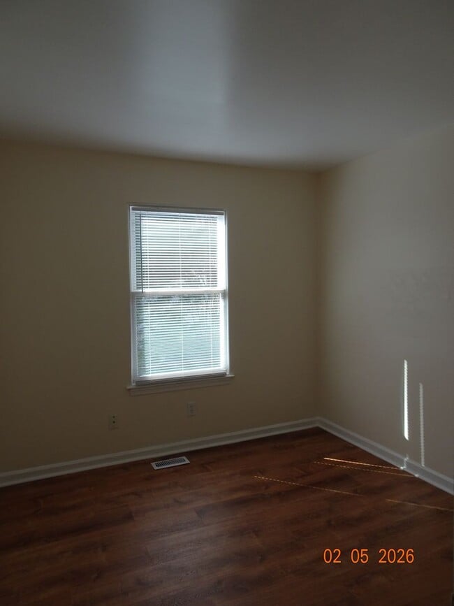 Building Photo - 3 Bedrooms, 1.5 Bathrooms Townhome in Williamsburg