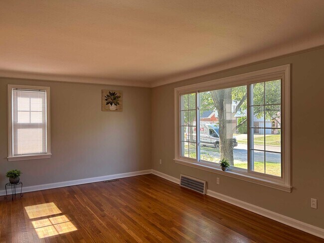 Building Photo - Spacious Colonial For Rent in Lyndhurst